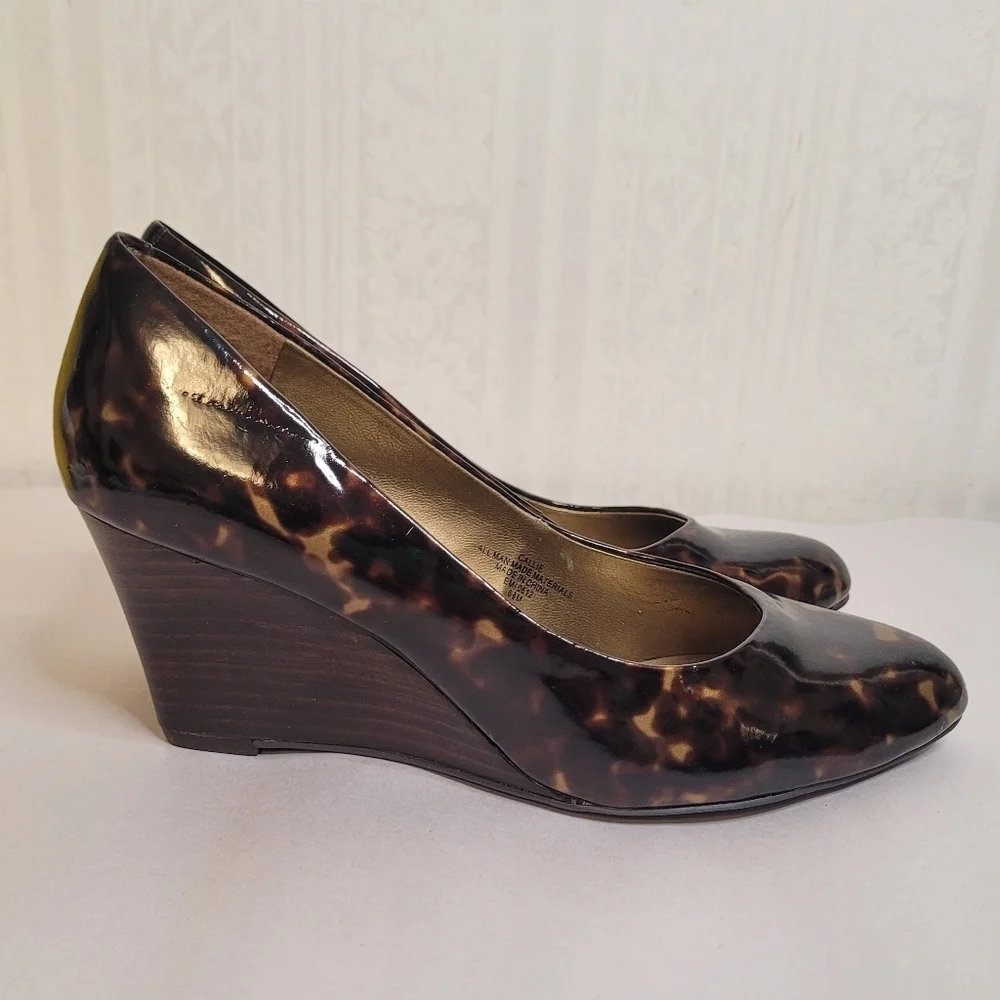 Jones Studio Callie Tortoise Shell Patent Wedges Size 6.5